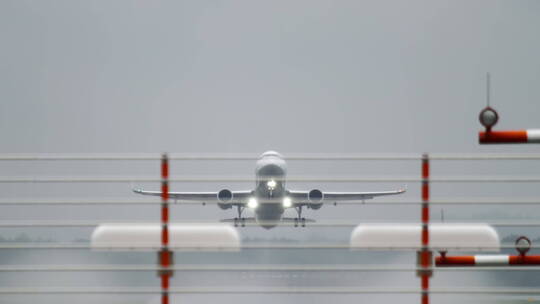 飞机在机场起飞视频素材模板下载