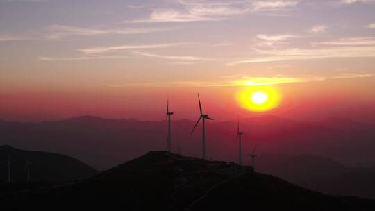 航拍夕阳下山顶风力发电机