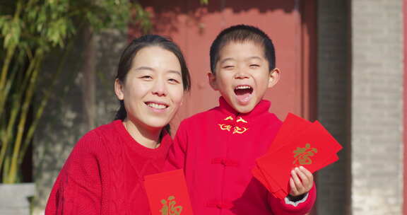 中国人母子家门口拜年新年快乐