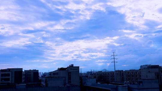 蔚蓝梦幻的城市天空延时摄影视频