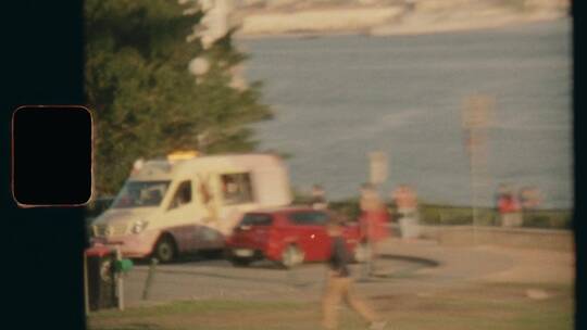 一辆冰淇淋车在海湾边的公园里出售