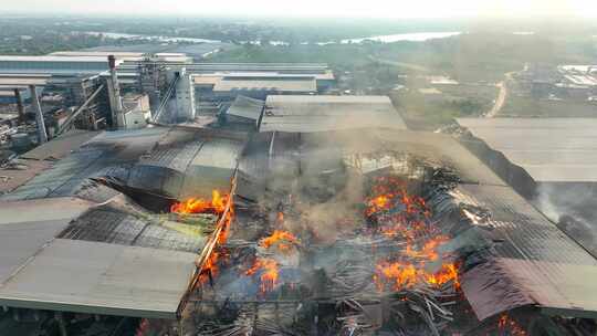 工业设施大火的鸟瞰图。