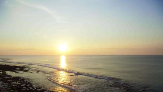 海岸边海水太阳下山