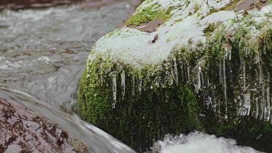 冰雪流水溪流石头青苔结冰