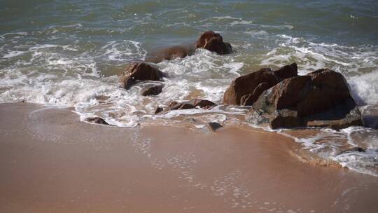 海边沙滩海水浪花拍打美丽海岸线黄昏日落