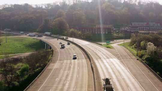 繁忙高速公路的照片