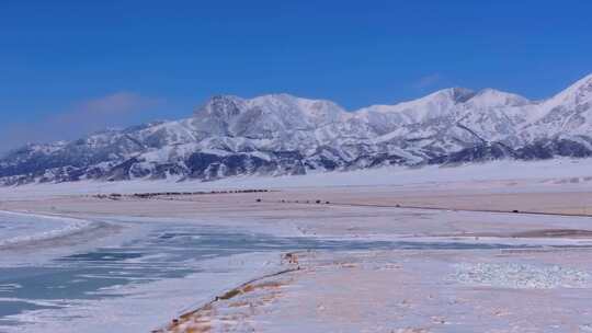 航拍新疆冬季赛里木湖冰封湖面雪山冰湖雪景