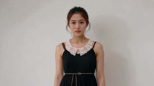 女子身着黑裙白色蕾丝领口特写