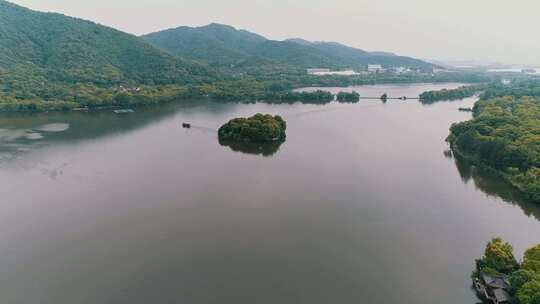 航拍杭州湘湖景区湖上悠闲的游船