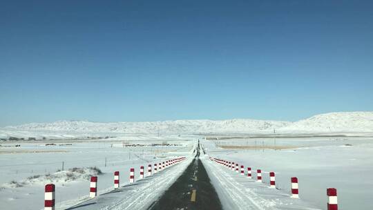 新疆北疆阿勒泰地区公路冬天 汽车行驶