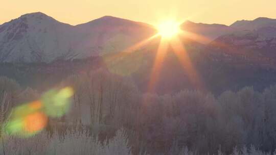 冬季河畔日出雪景暖阳雾凇雪松雪山阳光