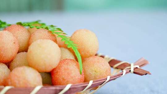 白色杨梅果盘特写