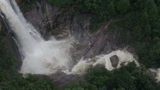 雨后泰山，飞瀑流水