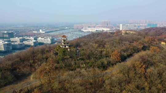 山上瞭望城市建筑群的风景全貌