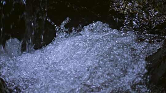 清澈流水泉水水花