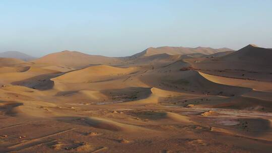 假期游玩下午在沙漠骑越野车