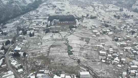 大自然寒潮冬天下雪的村庄田野航拍风景