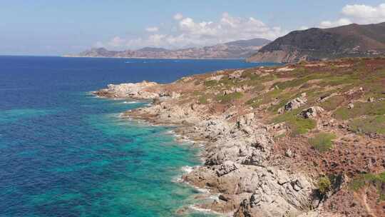 白石山鸟瞰图，干旱植被沙滩波浪压在沙滩上