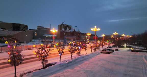 雪夜中被灯光装饰的城市街道