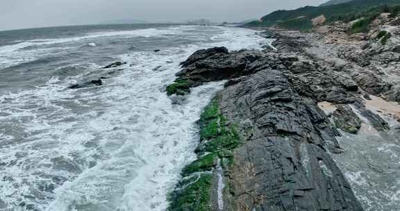 海岸礁石海浪航拍惠州黑排角惠东