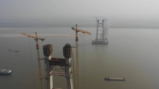 航拍建设中的长江大桥