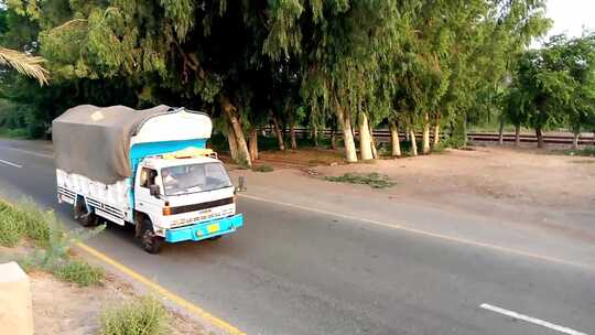 在道路上行驶的车辆