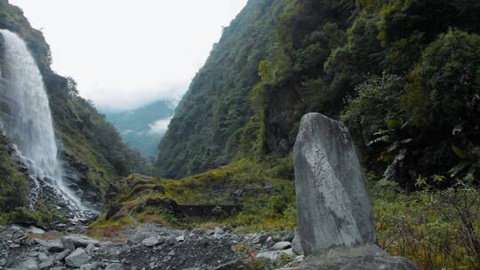 瀑布视频大山森林里飞流直下的瀑布山泉