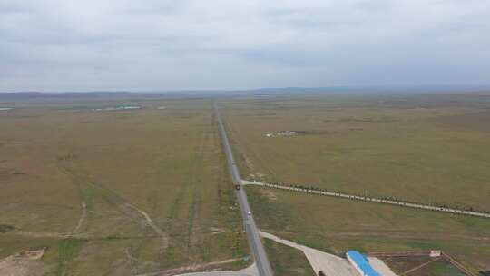 航拍公路行驶 草原景色 草原空境