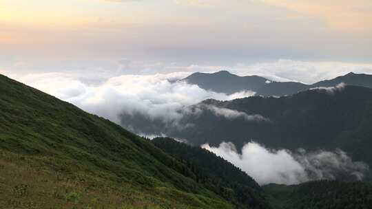 森林山谷和山地景观中的云片段