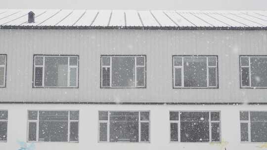 雪天厂房楼前飘雪视频素材模板下载