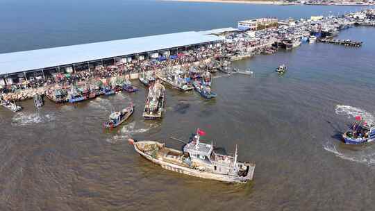 辽宁营口光辉码头渔船出海海鲜市场