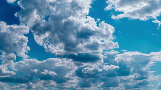 蓝天中移动的云延时光白色蓬松云空间视频素材模板下载