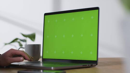 使用绿屏电脑的人视频素材模板下载