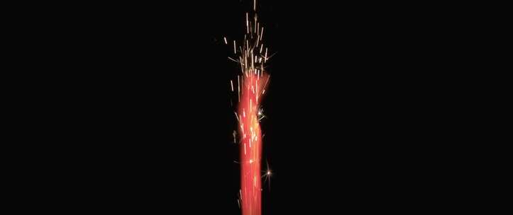 红色的火焰和烟花喷出的火花