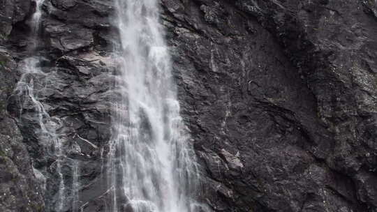 挪威斯蒂格佛森瀑布坠落在狂野崎岖的悬崖上视频素材模板下载