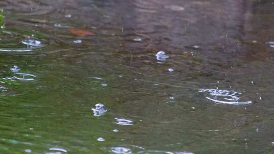 城市马路道路下暴雨倾盆大雨下雨天雨水雨滴