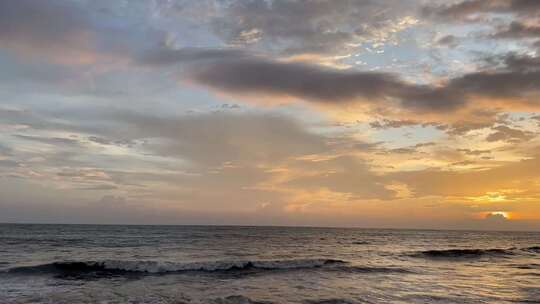 海边日出海面波光粼粼