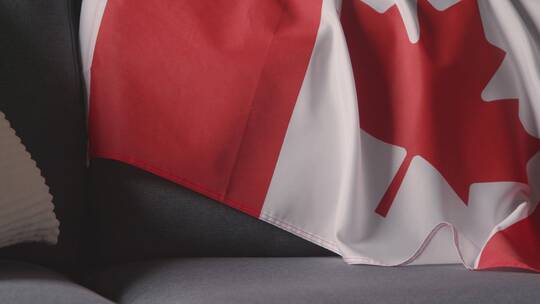 沙发上的加拿大国旗特写