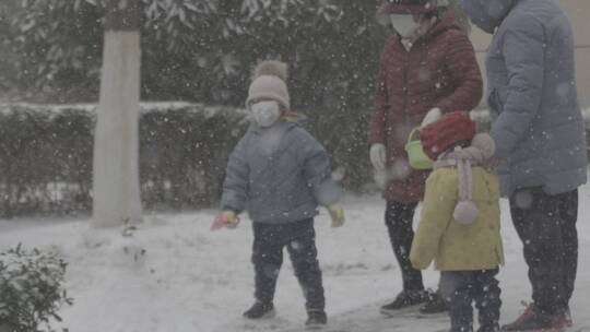 冬天下雪-孩子雪中玩耍