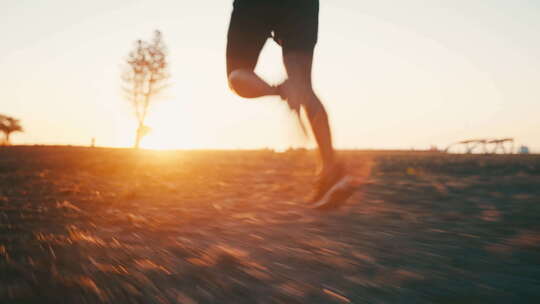 腿部、日出和在大自然、健康和健康中快速户