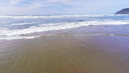 航拍海浪拍打的美丽海滩视频素材模板下载