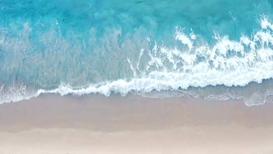 航拍夏日美丽的海滩沙滩海浪浪花_4K