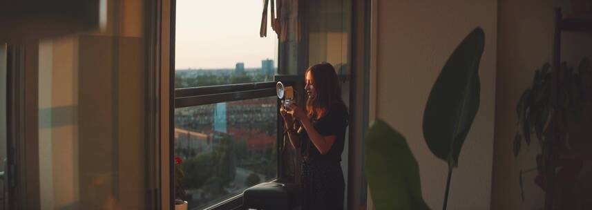 女人在公寓使用相机拍照
