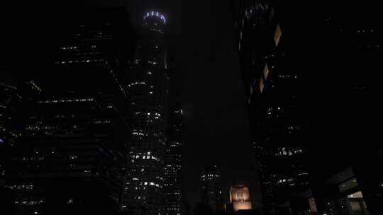 夜晚城市里的摩天大楼