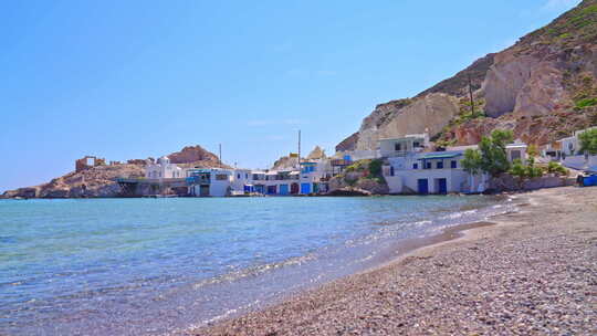 希腊米洛斯岛上菲罗波塔莫斯的传统小渔村