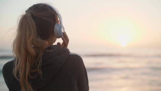 女孩在海边听着音乐视频素材模板下载