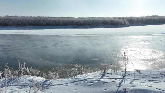 初冬河流雪景冰凌浮冰顺流而下