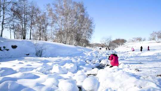 内蒙景区冰天雪地上玩耍的人