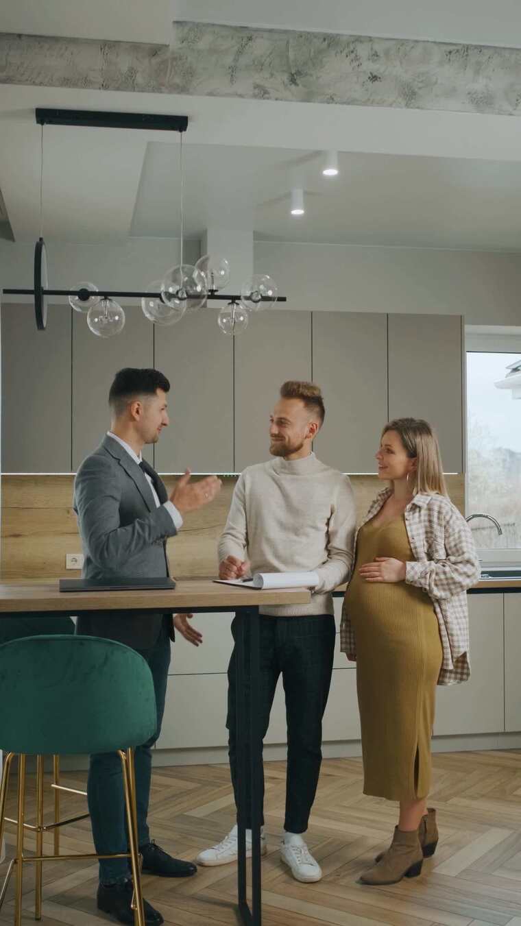 房地产经纪人和夫妇在达成协议时交谈