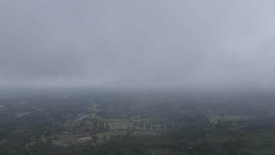 四川盆地的高铁与山野天空